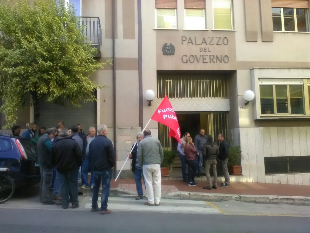 Cantonieri, sit-in davanti alla prefettura. Presenti anche i sindaci