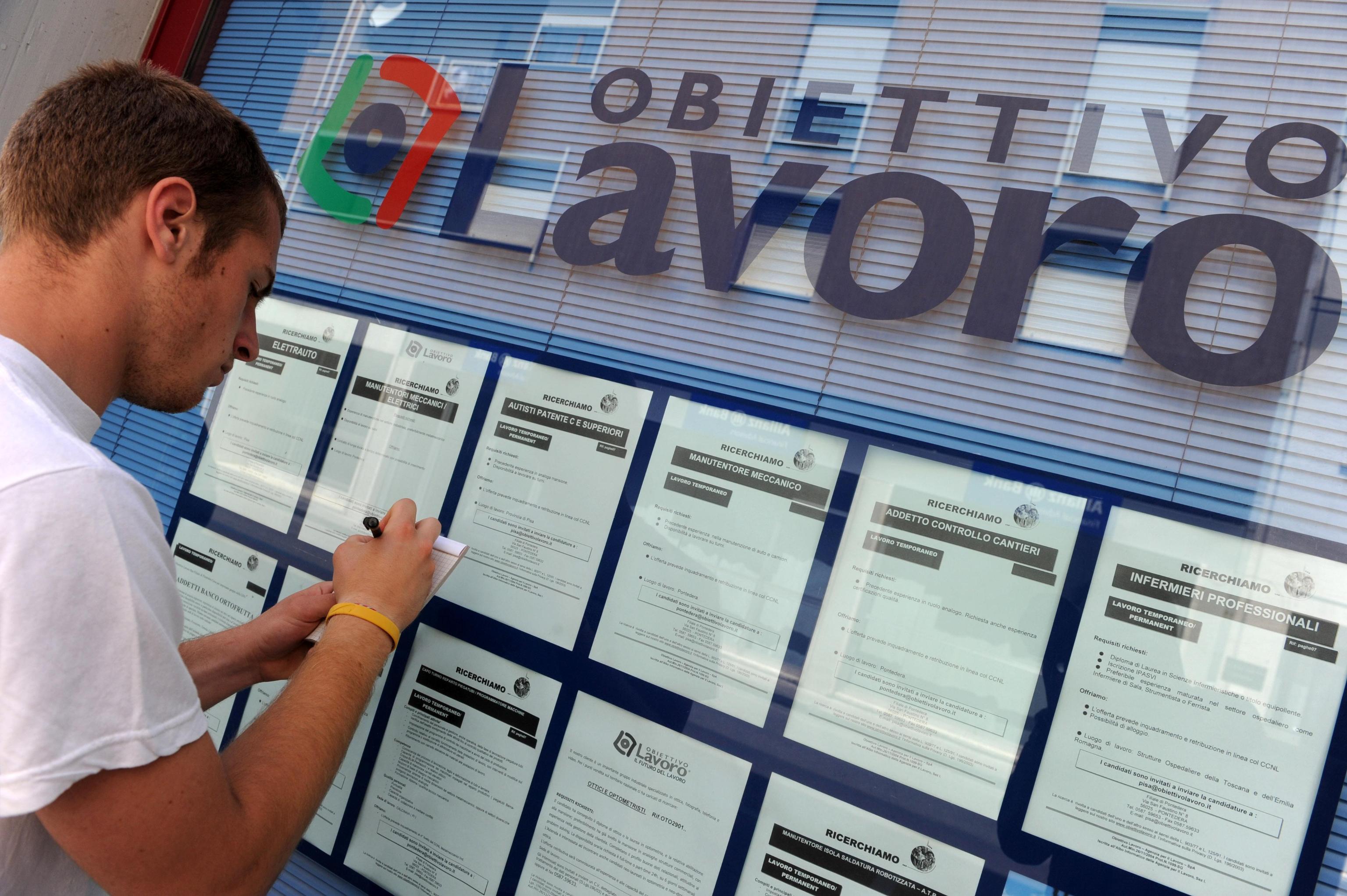 ansa - lavoro - Un ragazzo davanti a una agenzia interinale, in una foto del 31 maggio 2010. SarÃ  un autunno nero per l'occupazione: anche se l'emorragia dei posti di lavoro registra un rallentamento, il saldo a fine 2011 per le imprese con almeno un dipendente (circa 1,5 milioni) mostra ancora il segno meno: 88mila i posti in uscita - dice Unioncamere - pari a un calo dell'occupazione dipendente dello 0,7%. PiÃ¹ a rischio il lavoro nelle piccole e medie imprese e, a livello geografico, Ã¨ il Sud a mostrare un deciso affanno. Nel 2010 il saldo negativo era stato di 178mila unitÃ , -1,5%. Peggio ancora era andata nel 2009, anno clou della crisi: 213.000 i posti bruciati, pari a -1,9%.               ANSA/ FRANCO SILVI