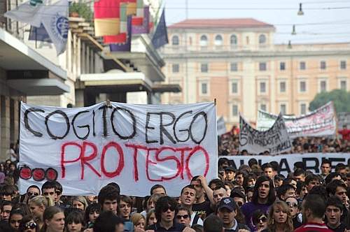 20081027 - ROMA -CLJ-  SCUOLA: STUDENTI MEDI IN CORTEO NEL CENTRO DI ROMA  - Studenti in via Cavour a Roma stamani. E' partito poco prima delle 10 da piazza della Repubblica e diretto a piazza Madonna di Loreto il corteo degli studenti medi promosso dall'Orazio e da altri istituti scolastici del IV municipio.  Al corteo, che attraversa il centro di Roma, si sono uniti altri gruppi di studenti. 
ANSA/ CAMPANA /COC