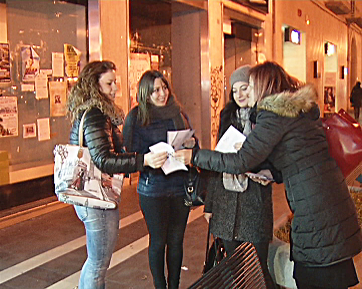 Volantini in piazza per il Sì, Battista e Chierchia sfidano il freddo polare