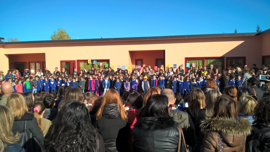 Scuola di via Sant’Antonio dei Lazzari, le aiuole diventano una ‘discarica’ di sassi