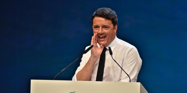 Il premier Matteo Renzi sul  palco durante il doscorso di chiusura della Leopolda a Firenze, 6 novembre 2016.
ANSA/Maurizio Degl' Innocenti