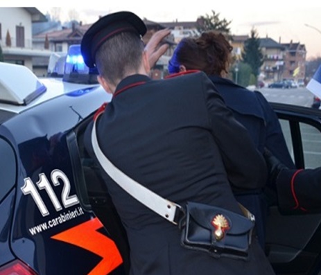 Denunciata vicina terribile: picchiava e minacciava col coltello gli amici