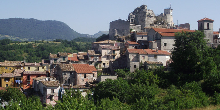 Senza parroco e con la luce staccata in chiesa, protestano i fedeli di Roccasicura