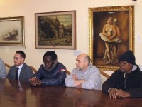 L’assessore partecipa all’evento sull’immigrazione, scoppia il caso in maggioranza