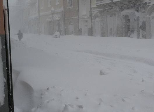 Cittadini bloccati, scoppia la protesta sul piano neve