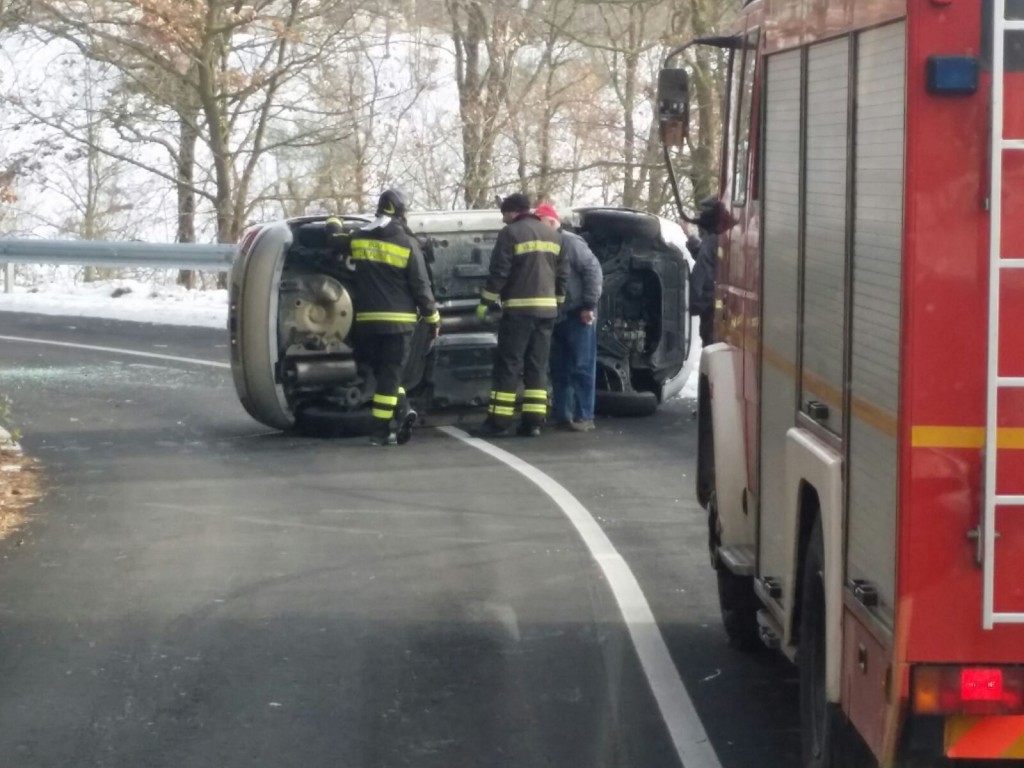 Ghiaccio sulla strada, auto sbanda e si ribalta