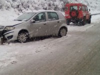 Neve, vigili del fuoco in azione per soccorrere gli automobilisti