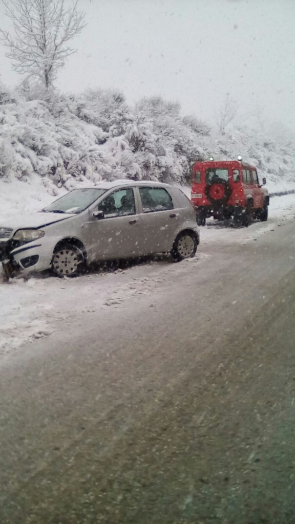 Neve, vigili del fuoco in azione per soccorrere gli automobilisti