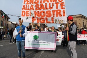 mamme salute striscioni corteo no turbogas