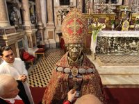 Napoli - 04/05/2013 - Miracolo di San Gennaro: processione del busto di San Gennaro dal Duomo di Napoli alla chiesa di Santa Chiara dove il Cardinale seppe ostenta l'ampolla con il sangue sciolto del santo.