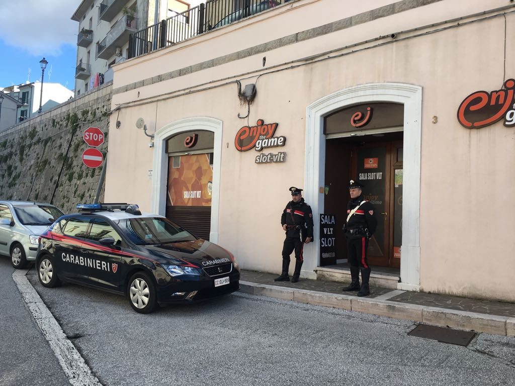 Incappucciato e armato assalta la sala slot nel cuore di Isernia