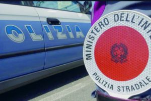 Patente falsa sequestrata dalla Stradale, il documento acquistato presso un’agenzia molisana