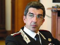 Una sciarpa rossoblù per il generale dei carabinieri Gianluca Di Niro