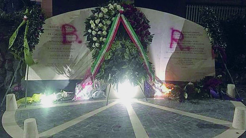 Spunta la sigla “B. R.” sulla stele in via Fani: rabbia e sdegno