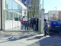 Termoli, solleciti a chi ha già pagato: code, proteste e malori alla Crea