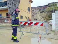 Il costone frana ancora: sgombero a Rio Vivo