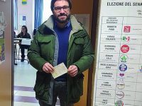 File ai seggi per il tagliando antifrode, candidati in coda fra sorrisi e incontri ravvicinati