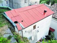 Cerro al Volturno, masso si stacca dal castello e sfonda il tetto di una casa