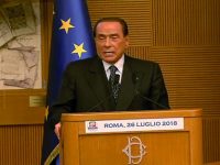 Nuovo corso azzurro, Berlusconi serra le file