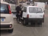 Campobasso, defeca in centro in pieno giorno: il video fa il giro del web