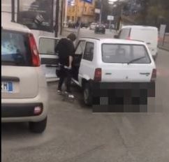 Campobasso, defeca in centro in pieno giorno: il video fa il giro del web