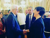 Encomi e onorificenze à gogo, Trenta finisce di nuovo nella bufera