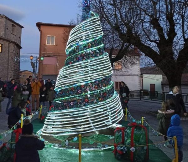 Cercemaggiore, un vecchio monumento torna a vivere con l’albero del riciclo