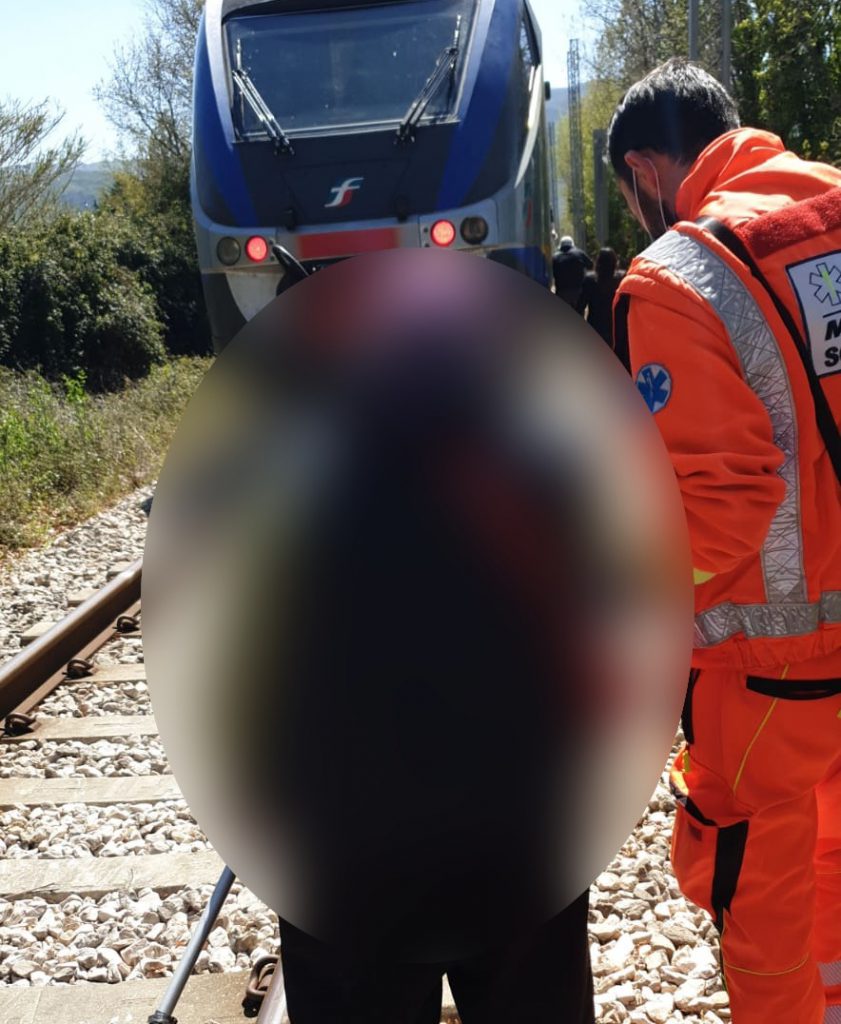 Sant’Agapito, va in cerca di asparagi e rischia di essere travolta da un treno