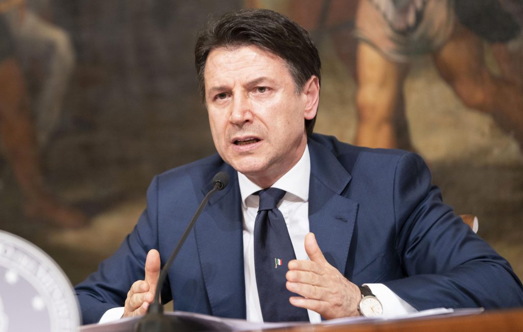 Su le serrande delle librerie e orari più lunghi per evitare assembramenti