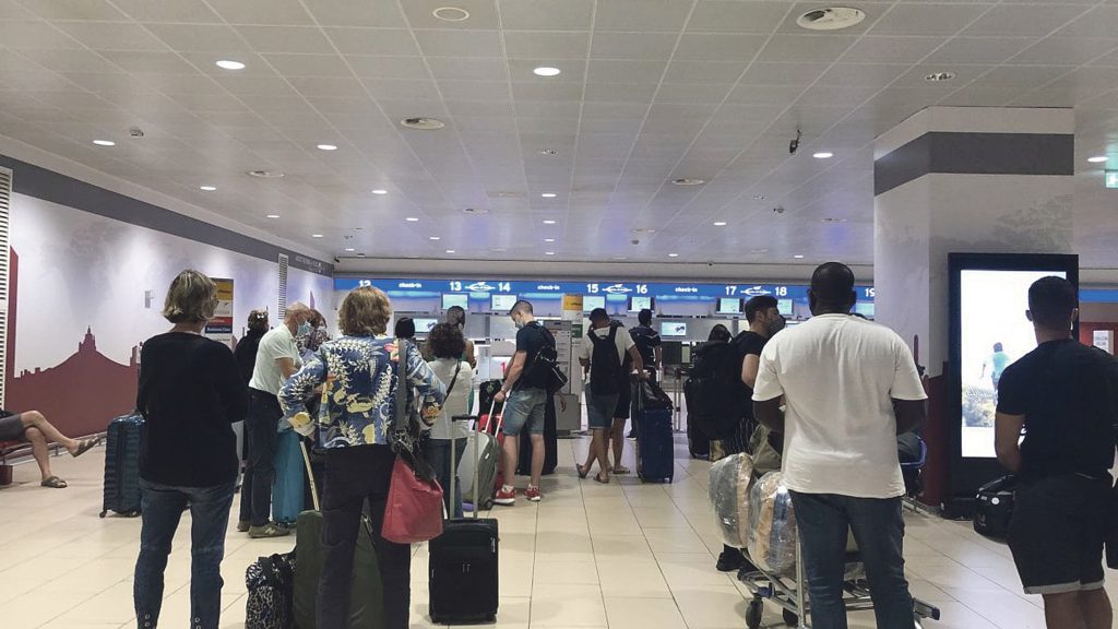 Tamponi a chi rientra dalle ferie: stretta del governo, ok delle Regioni