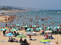 Pienone a Ferragosto, spiaggia presa d’assalto