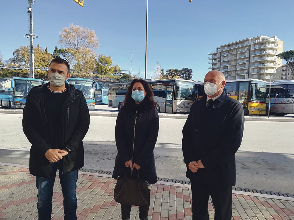 Mezzi fermi al terminal di Campobasso per ore, «utilizziamoli per il trasporto degli studenti»