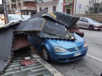 A Isernia alberi abbattuti dalla furia del vento