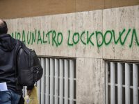 Chiudere tutto per vaccinare più persone possibile, rischio lockdown un anno dopo il primo