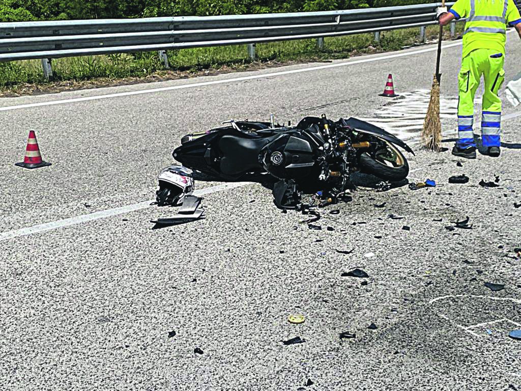 Scontro tra moto e auto sulla statale 158, centauro 33enne in prognosi riservata al Veneziale