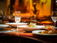 Il Ministero corre ai ripari: in 4 al tavolo del ristorante, il limite resta valido pure in zona bianca