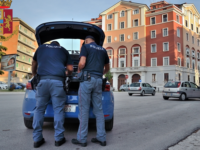 Campobasso, all’arrivo della Polizia urinano sotto gli occhi dei presenti: multati