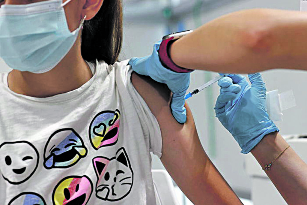 epa09409455 A teenager receives a dose of a vaccine against COVID-19 at a hospital in Madrid, Spain, 11 August 2021. Madrid begins to vaccinate children over 12 years old, a measure that is already started in other Spanish regions. EPA/CHEMA MOYA