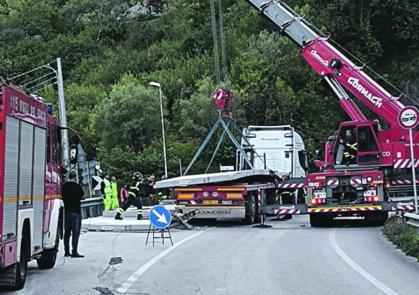 Mezzo Pesante Perde Il Carico, Traffico In Tilt Sulla Statale Casilina ...