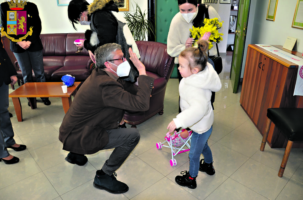 Fuga dall’Ucraina, mamma e figlia di 4 anni accolte dal questore di Campobasso