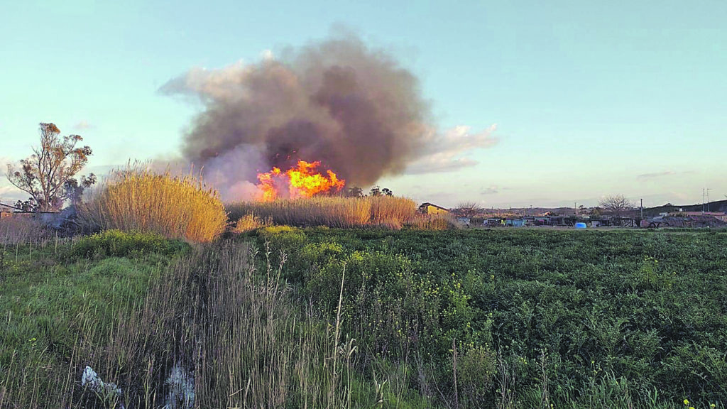 A Termoli torna l’incubo incendi, fiamme alla periferia Sud: sospesa la linea ferroviaria