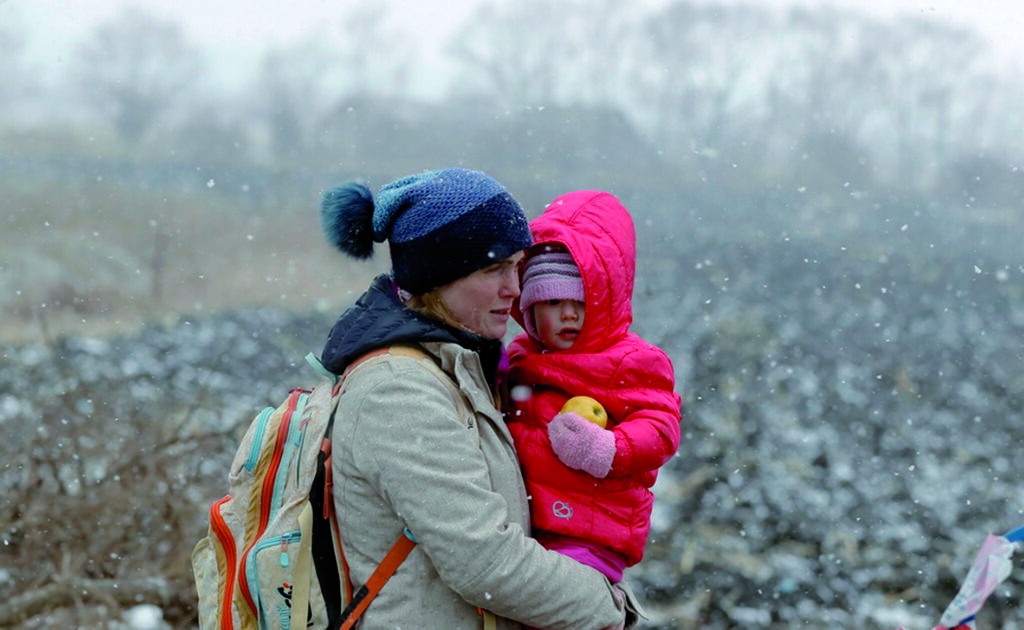 epa09807501 A Ukrainian mother holds her baby as she passes through the border crossing of Siret, northern Romania, 07 March 2022. Since Russia began its military operation in Ukraine on 24 February, some 261,445 Ukrainian citizen have entered Romania, according to the latest report of the Border Police. EPA/ROBERT GHEMENT
