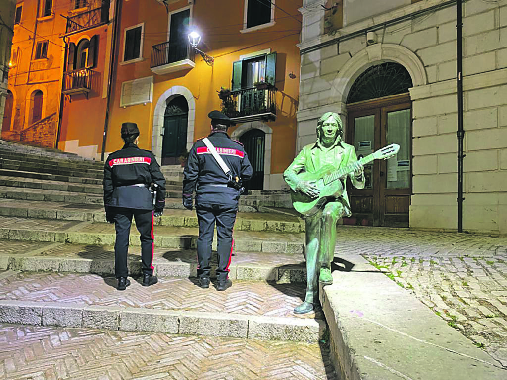 Campobasso. Pistola in pungo minaccia le forze dell’ordine sui social, denunciato