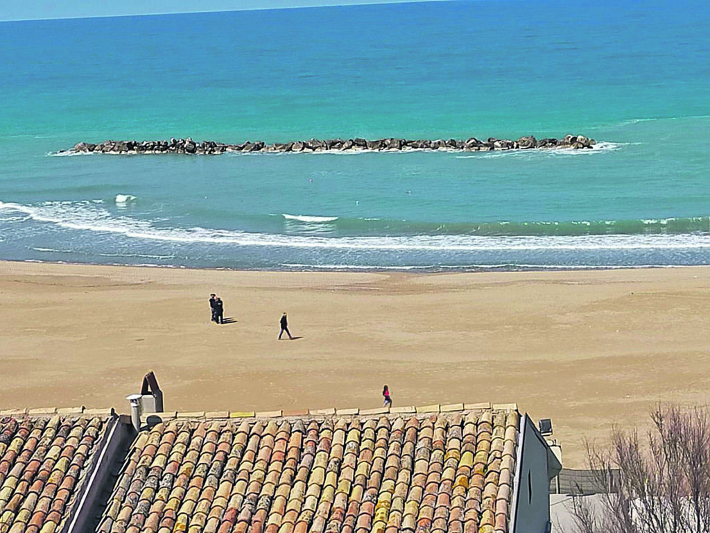 Termoli, due bimbe si allontanano dopo l’uscita da scuola. Scatta l’allarme in centro: ritrovate sulla spiaggia