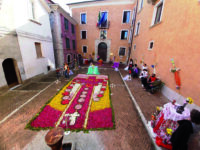 Campobasso, il centro storico inondato di colori e profumi per l’Infiorata