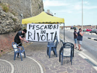 La protesta si fa dura, bloccato l’accesso al porto