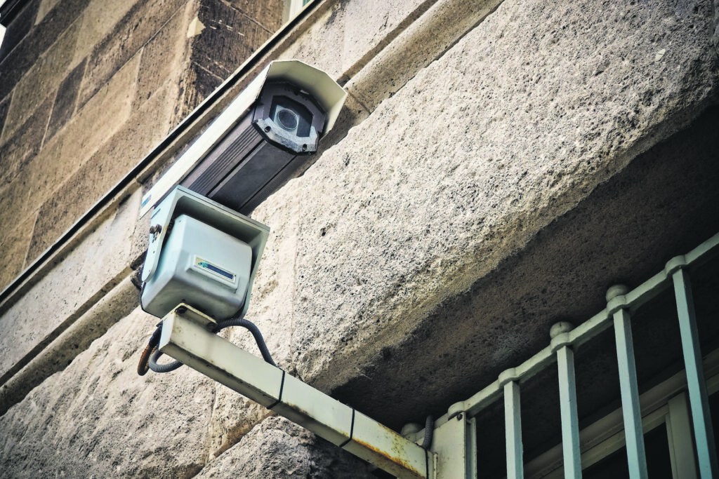 Due milioni, anni di proroghe e telecamere ‘farlocche’: altro che Grande fratello