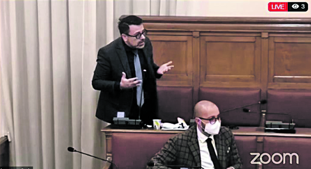 Corpus Domini, Colagiovanni smorza l’entusiasmo: «Cartellone copia e incolla»