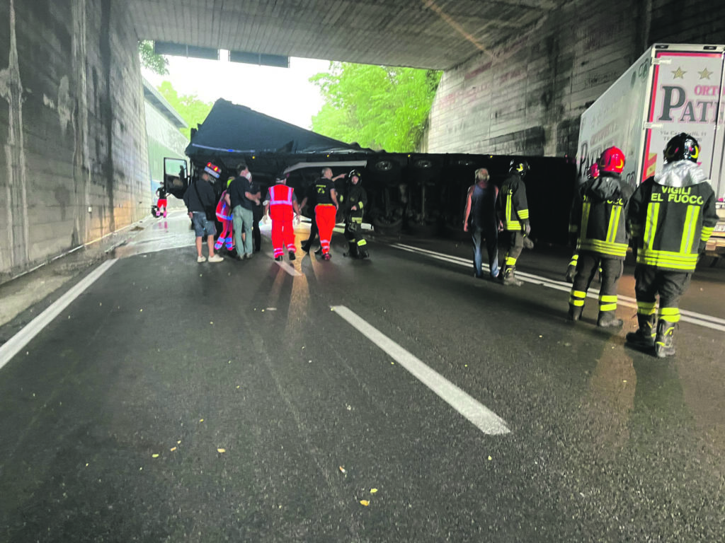 Isernia. Tir si ribalta in galleria, Molise diviso in due per ore